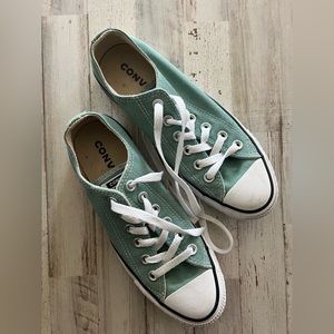 Unisex Converse women’s size 7 men’s size 5 Sage color low top